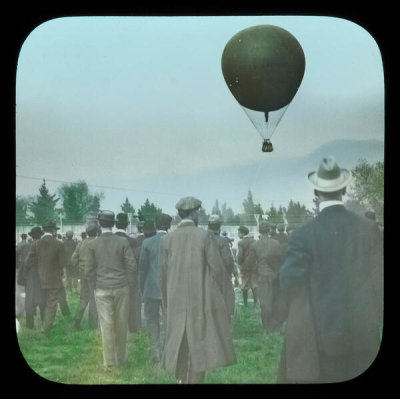 Harold A. Parker - Spectators watch the American ascend, Pasadena, 1909